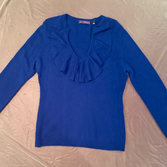 Saks 5th Avenue 100% Cashmere Blue Ruffle front Vneck L/S Sweater Size Large - Picture 2 of 10